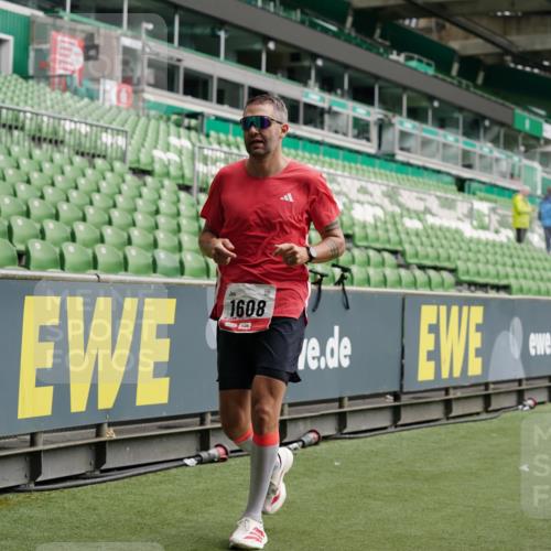05.10.2025 - 20. swb-Marathon Bremen Michael Burmester http://msf.ph/oto/9328837 05.10.2025 12:53:59 Laufen im Stadion 53, 89, 250, 368, 458, 496, 507, 524, 756, 869, 950, 1009, 1020, 1164, 1165, 1428, 1460, 1489, 1517, 1538, 1608, 1656, 1690, 1729, 1736, 1868, 1873, 1943, 1976, 2030, 2050, 2250, 2288, 2841, 2871, 3212, 3363, 3553, 3913, 4294, 4611, 5024, 5425, 5571, 5576, 5944, 6244, 6348, 6359, 6806, 7232, 7255, 7408, 7508, 7617, 7835, 7905, 8499, 8511, 8611, 8709, 248, 1667, 2075, 4132, 4729, 5169, 5579, 6492, 8238, 8462 meine-sportfotos.de