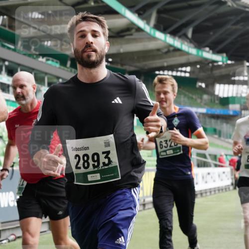 05.10.2025 - 20. swb-Marathon Bremen Michael Burmester http://msf.ph/oto/9328838 05.10.2025 12:57:59 Laufen im Stadion 90, 237, 415, 613, 820, 846, 963, 1317, 1491, 2158, 2234, 2240, 2304, 2522, 2648, 2662, 2821, 2893, 3373, 3396, 3573, 3591, 3602, 3798, 3969, 3977, 4089, 4102, 4287, 4389, 4401, 4446, 4496, 4709, 4747, 4821, 5100, 5149, 5163, 5214, 5313, 5562, 5645, 5728, 5917, 6161, 6317, 6326, 6372, 6486, 6525, 6534, 6535, 6676, 6999, 7053, 7371, 7588, 7731, 7813, 7911, 7940, 8023, 8091, 8113, 8128, 8328, 8576, 8801, 8827, 8964, 8993, 9151, 9983, 11658, 246, 305, 833, 1382 meine-sportfotos.de