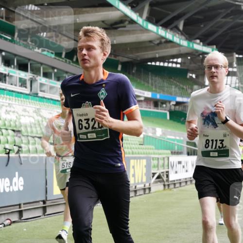 05.10.2025 - 20. swb-Marathon Bremen Michael Burmester http://msf.ph/oto/9328842 05.10.2025 12:58:00 Laufen im Stadion 90, 237, 415, 613, 820, 846, 963, 1317, 1491, 2158, 2234, 2240, 2304, 2522, 2648, 2662, 2821, 2893, 3373, 3396, 3573, 3591, 3602, 3798, 3969, 3977, 4089, 4102, 4287, 4389, 4401, 4446, 4496, 4709, 4747, 4821, 5100, 5149, 5163, 5214, 5313, 5562, 5645, 5728, 5917, 6161, 6317, 6326, 6372, 6486, 6525, 6534, 6535, 6675, 6676, 6999, 7053, 7588, 7731, 7813, 7911, 7940, 8023, 8091, 8113, 8128, 8328, 8576, 8801, 8827, 8964, 8993, 9151, 9983, 11658, 246, 305, 833, 1382, 2522 meine-sportfotos.de