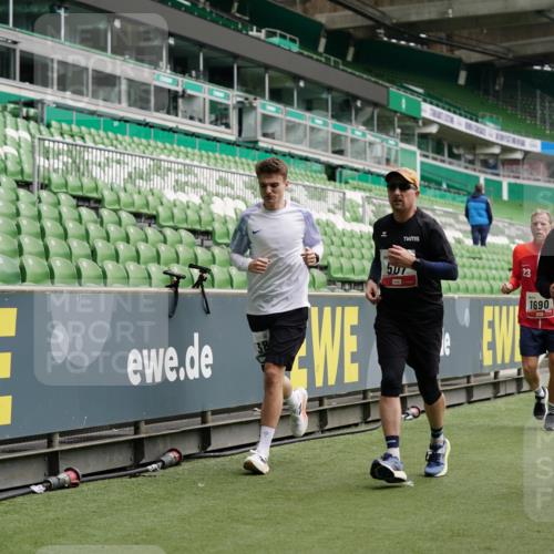 05.10.2025 - 20. swb-Marathon Bremen Michael Burmester http://msf.ph/oto/9328889 05.10.2025 12:54:05 Laufen im Stadion 53, 89, 132, 250, 289, 368, 458, 496, 504, 507, 524, 756, 869, 950, 1009, 1020, 1164, 1165, 1428, 1460, 1489, 1517, 1608, 1656, 1690, 1729, 1736, 1868, 1873, 1896, 1943, 1976, 2030, 2050, 2250, 2288, 2573, 2841, 2871, 3212, 3363, 3913, 4294, 4611, 5022, 5024, 5206, 5425, 5571, 5576, 5944, 5978, 6244, 6348, 6359, 6583, 6806, 7232, 7255, 7279, 7508, 7617, 7835, 7905, 8499, 8511, 8611, 248, 869, 1538, 1667, 3553, 4729, 5579, 6492, 7255, 7408, 8238, 8709 meine-sportfotos.de