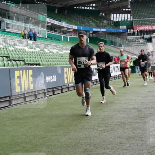 05.10.2025 - 20. swb-Marathon Bremen Michael Burmester http://msf.ph/oto/9328906 05.10.2025 12:58:05 Laufen im Stadion 90, 415, 846, 963, 1317, 1491, 2158, 2234, 2240, 2304, 2648, 2662, 2734, 2821, 2893, 3373, 3396, 3573, 3602, 3798, 3969, 3977, 4089, 4102, 4287, 4389, 4401, 4446, 4496, 4709, 4747, 5100, 5149, 5163, 5214, 5313, 5562, 5645, 5728, 5917, 6161, 6317, 6326, 6372, 6525, 6534, 6535, 6675, 6676, 6999, 7053, 7588, 7731, 7813, 7911, 7940, 7976, 8091, 8113, 8128, 8328, 8379, 8576, 8801, 8827, 8993, 9112, 9151, 9983, 11658, 237, 246, 305, 613, 820, 833, 1382, 2522, 3591 meine-sportfotos.de