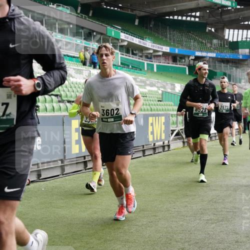 05.10.2025 - 20. swb-Marathon Bremen Michael Burmester http://msf.ph/oto/9328966 05.10.2025 12:58:11 Laufen im Stadion 90, 415, 726, 846, 963, 1491, 1716, 2158, 2234, 2240, 2304, 2648, 2662, 2734, 2821, 2893, 3373, 3573, 3602, 3798, 3977, 4089, 4102, 4287, 4389, 4401, 4446, 4709, 4747, 5100, 5149, 5163, 5214, 5313, 5562, 5645, 5728, 5917, 6161, 6317, 6326, 6372, 6525, 6534, 6535, 6675, 6676, 6944, 6999, 7038, 7053, 7588, 7731, 7813, 7911, 7976, 8091, 8113, 8128, 8328, 8379, 8576, 8801, 8827, 8972, 8993, 9112, 9151, 9983, 11658, 237, 305, 613, 820, 833, 1317, 1382, 2522, 3396, 3591 meine-sportfotos.de