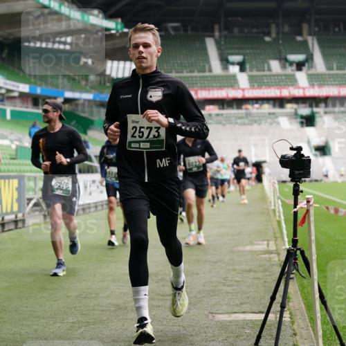 05.10.2025 - 20. swb-Marathon Bremen Michael Burmester http://msf.ph/oto/9329002 05.10.2025 12:54:16 Laufen im Stadion 53, 89, 132, 250, 289, 368, 458, 496, 504, 507, 524, 756, 950, 1009, 1020, 1165, 1308, 1428, 1460, 1489, 1517, 1543, 1608, 1690, 1729, 1736, 1873, 1896, 1897, 1943, 1976, 2030, 2250, 2274, 2573, 2841, 2871, 3193, 3212, 3363, 3436, 3703, 3913, 4595, 4611, 4837, 4949, 4958, 5022, 5024, 5206, 5571, 5576, 5666, 5978, 6244, 6348, 6359, 6583, 6683, 6853, 7232, 7279, 7494, 7508, 7835, 7986, 8511, 8611, 8737, 869, 1538, 3553, 7255, 7408, 8709 meine-sportfotos.de