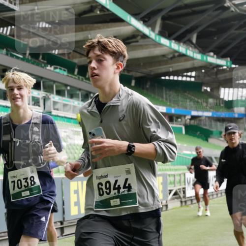 05.10.2025 - 20. swb-Marathon Bremen Michael Burmester http://msf.ph/oto/9329118 05.10.2025 12:58:24 Laufen im Stadion 90, 415, 726, 846, 963, 988, 1503, 1619, 1716, 2158, 2234, 2240, 2648, 2662, 2734, 2821, 2893, 2922, 3252, 3254, 3373, 3467, 3573, 3602, 3615, 4102, 4287, 4389, 4401, 4446, 4522, 4709, 4747, 4783, 5163, 5214, 5261, 5313, 5562, 5645, 5728, 5878, 5917, 6113, 6161, 6317, 6326, 6372, 6525, 6672, 6675, 6676, 6944, 6999, 7038, 7053, 7588, 7813, 7976, 8091, 8113, 8328, 8379, 8576, 8827, 8972, 9112, 9151, 820, 1317, 1491, 2304, 3396, 3977, 7731, 7911, 8128 meine-sportfotos.de