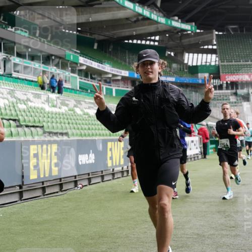 05.10.2025 - 20. swb-Marathon Bremen Michael Burmester http://msf.ph/oto/9329122 05.10.2025 12:58:24 Laufen im Stadion 90, 415, 726, 846, 963, 988, 1503, 1619, 1716, 2158, 2234, 2240, 2648, 2662, 2734, 2821, 2893, 2922, 3252, 3254, 3373, 3467, 3573, 3602, 3615, 4102, 4287, 4389, 4401, 4446, 4522, 4709, 4747, 4783, 5163, 5214, 5261, 5313, 5562, 5645, 5728, 5878, 5917, 6113, 6161, 6317, 6326, 6372, 6525, 6672, 6675, 6676, 6944, 6999, 7038, 7053, 7588, 7813, 7976, 8091, 8113, 8328, 8379, 8576, 8827, 8972, 9112, 9151, 820, 1317, 1491, 2304, 3396, 3977, 7731, 7911, 8128 meine-sportfotos.de
