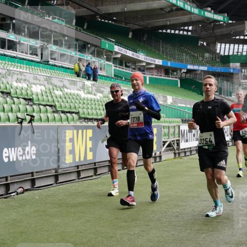 05.10.2025 - 20. swb-Marathon Bremen Michael Burmester http://msf.ph/oto/9329138 05.10.2025 12:58:26 Laufen im Stadion 90, 415, 726, 846, 963, 988, 1503, 1619, 1716, 2158, 2240, 2648, 2662, 2734, 2821, 2893, 2922, 3252, 3254, 3373, 3467, 3573, 3602, 3615, 3791, 4102, 4287, 4389, 4401, 4446, 4522, 4709, 4747, 4783, 5163, 5214, 5261, 5313, 5562, 5645, 5728, 5878, 5917, 6113, 6161, 6317, 6326, 6525, 6672, 6675, 6676, 6944, 6999, 7038, 7053, 7588, 7813, 7976, 8091, 8113, 8328, 8379, 8576, 8827, 8972, 9112, 9151, 1317, 1491, 2234, 2304, 3396, 3977, 7731, 7911, 8128 meine-sportfotos.de