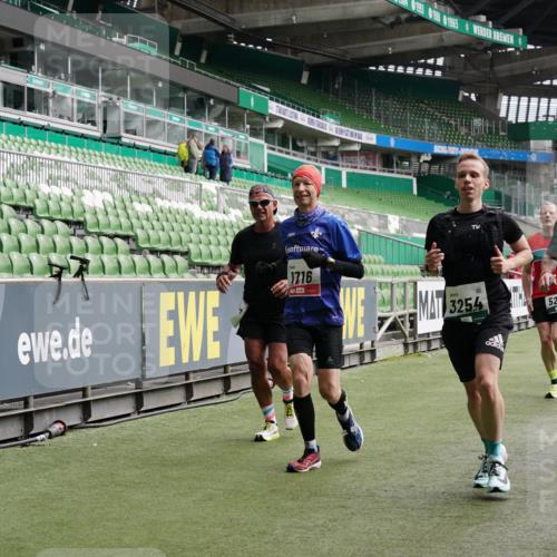 05.10.2025 - 20. swb-Marathon Bremen Michael Burmester http://msf.ph/oto/9329143 05.10.2025 12:58:26 Laufen im Stadion 90, 415, 726, 846, 963, 988, 1503, 1619, 1716, 2158, 2240, 2648, 2662, 2734, 2821, 2893, 2922, 3252, 3254, 3373, 3467, 3573, 3602, 3615, 3791, 4102, 4287, 4389, 4401, 4446, 4522, 4709, 4747, 4783, 5163, 5214, 5261, 5313, 5562, 5645, 5728, 5878, 5917, 6113, 6161, 6317, 6326, 6525, 6672, 6675, 6676, 6944, 6999, 7038, 7053, 7588, 7813, 7976, 8091, 8113, 8328, 8379, 8576, 8827, 8972, 9112, 9151, 1317, 1491, 2234, 2304, 3396, 3977, 7731, 7911, 8128 meine-sportfotos.de