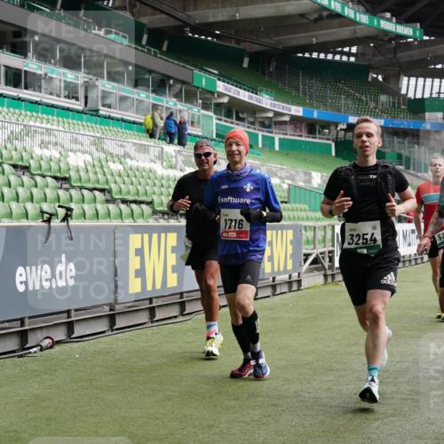 05.10.2025 - 20. swb-Marathon Bremen Michael Burmester http://msf.ph/oto/9329147 05.10.2025 12:58:26 Laufen im Stadion 90, 415, 726, 846, 963, 988, 1503, 1619, 1716, 2158, 2240, 2648, 2662, 2734, 2821, 2893, 2922, 3252, 3254, 3373, 3467, 3573, 3602, 3615, 3791, 4102, 4287, 4389, 4401, 4446, 4522, 4709, 4747, 4783, 5163, 5214, 5261, 5313, 5562, 5645, 5728, 5878, 5917, 6113, 6161, 6317, 6326, 6525, 6672, 6675, 6676, 6944, 6999, 7038, 7053, 7588, 7813, 7976, 8091, 8113, 8328, 8379, 8576, 8827, 8972, 9112, 9151, 1317, 1491, 2234, 2304, 3396, 3977, 7731, 7911, 8128 meine-sportfotos.de