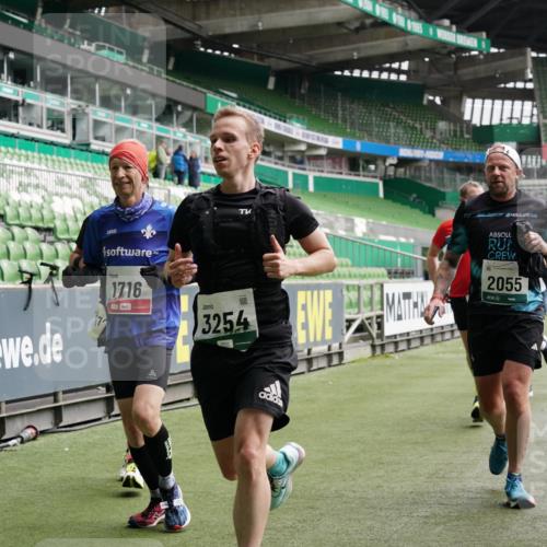 05.10.2025 - 20. swb-Marathon Bremen Michael Burmester http://msf.ph/oto/9329159 05.10.2025 12:58:27 Laufen im Stadion 90, 415, 726, 846, 963, 988, 1503, 1619, 1716, 2158, 2240, 2648, 2662, 2734, 2821, 2893, 2922, 3252, 3254, 3373, 3467, 3573, 3602, 3615, 3791, 4102, 4287, 4389, 4401, 4446, 4522, 4709, 4747, 4783, 5163, 5214, 5261, 5313, 5562, 5645, 5728, 5878, 5917, 6007, 6113, 6161, 6317, 6326, 6525, 6672, 6675, 6676, 6944, 6999, 7038, 7053, 7588, 7813, 7976, 8091, 8113, 8328, 8379, 8576, 8827, 8972, 9112, 9151, 415, 1317, 1491, 2234, 2304, 3396, 3977, 7731, 7911, 8128 meine-sportfotos.de