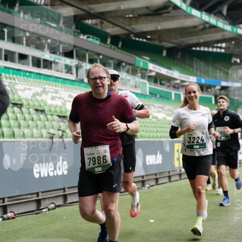 05.10.2025 - 20. swb-Marathon Bremen Michael Burmester http://msf.ph/oto/9329165 05.10.2025 12:54:33 Laufen im Stadion 53, 82, 104, 132, 250, 289, 319, 417, 504, 507, 524, 756, 950, 1165, 1308, 1474, 1483, 1517, 1543, 1608, 1690, 1721, 1729, 1736, 1873, 1896, 1897, 1945, 1976, 2024, 2180, 2265, 2274, 2573, 2767, 2841, 3069, 3193, 3212, 3224, 3359, 3436, 3531, 3703, 3848, 3913, 4257, 4595, 4611, 4837, 4949, 4958, 5022, 5024, 5206, 5452, 5666, 5869, 5978, 6244, 6359, 6583, 6683, 6853, 7232, 7279, 7494, 7508, 7814, 7928, 7986, 8511, 8611, 8642, 8653, 8737, 89, 368, 458, 1460, 1489 meine-sportfotos.de