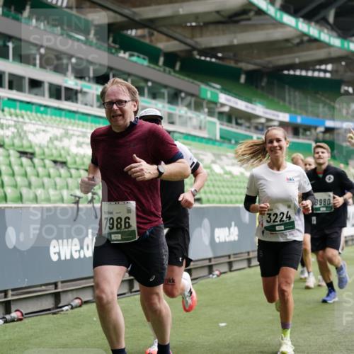 05.10.2025 - 20. swb-Marathon Bremen Michael Burmester http://msf.ph/oto/9329168 05.10.2025 12:54:33 Laufen im Stadion 53, 82, 104, 132, 250, 289, 319, 417, 504, 507, 524, 756, 950, 1165, 1308, 1474, 1483, 1517, 1543, 1608, 1690, 1721, 1729, 1736, 1873, 1896, 1897, 1945, 1976, 2024, 2180, 2265, 2274, 2573, 2767, 2841, 3069, 3193, 3212, 3224, 3359, 3436, 3531, 3703, 3848, 3913, 4257, 4595, 4611, 4837, 4949, 4958, 5022, 5024, 5206, 5452, 5666, 5869, 5978, 6244, 6359, 6583, 6683, 6853, 7232, 7279, 7494, 7508, 7814, 7928, 7986, 8511, 8611, 8642, 8653, 8737, 89, 368, 458, 1460, 1489 meine-sportfotos.de