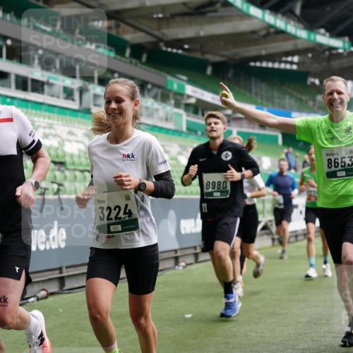 05.10.2025 - 20. swb-Marathon Bremen Michael Burmester http://msf.ph/oto/9329184 05.10.2025 12:54:34 Laufen im Stadion 53, 82, 104, 132, 250, 289, 319, 417, 504, 507, 524, 756, 944, 950, 1165, 1308, 1474, 1483, 1517, 1543, 1608, 1690, 1721, 1729, 1736, 1873, 1896, 1897, 1945, 1976, 2024, 2180, 2265, 2274, 2573, 2767, 2841, 3069, 3193, 3212, 3224, 3359, 3436, 3531, 3703, 3848, 3913, 4257, 4595, 4837, 4949, 4958, 5022, 5024, 5206, 5452, 5666, 5869, 5978, 6244, 6359, 6583, 6683, 6853, 7052, 7232, 7279, 7494, 7508, 7814, 7928, 7986, 8511, 8611, 8642, 8653, 8737, 89, 250, 368, 458, 1460, 1489 meine-sportfotos.de