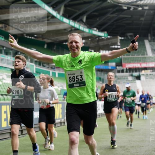 05.10.2025 - 20. swb-Marathon Bremen Michael Burmester http://msf.ph/oto/9329188 05.10.2025 12:54:35 Laufen im Stadion 53, 82, 104, 132, 169, 289, 319, 417, 504, 507, 524, 756, 944, 950, 1165, 1308, 1474, 1483, 1517, 1543, 1690, 1721, 1729, 1736, 1873, 1896, 1897, 1945, 1976, 2024, 2180, 2265, 2274, 2573, 2767, 2841, 3069, 3193, 3212, 3224, 3359, 3436, 3531, 3703, 3848, 3913, 4257, 4595, 4816, 4837, 4949, 4958, 5022, 5024, 5206, 5452, 5666, 5869, 5978, 6244, 6359, 6583, 6683, 6853, 7052, 7232, 7279, 7494, 7508, 7814, 7928, 7986, 8511, 8642, 8653, 8737, 89, 250, 368, 458, 1460, 1489 meine-sportfotos.de