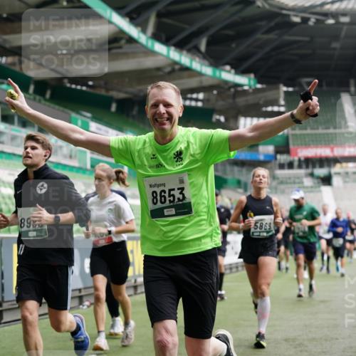 05.10.2025 - 20. swb-Marathon Bremen Michael Burmester http://msf.ph/oto/9329192 05.10.2025 12:54:35 Laufen im Stadion 53, 82, 104, 132, 169, 289, 319, 417, 504, 507, 524, 756, 944, 950, 1165, 1308, 1474, 1483, 1517, 1543, 1690, 1721, 1729, 1736, 1873, 1896, 1897, 1945, 1976, 2024, 2180, 2265, 2274, 2573, 2767, 2841, 3069, 3193, 3212, 3224, 3359, 3436, 3531, 3703, 3848, 3913, 4257, 4595, 4816, 4837, 4949, 4958, 5022, 5024, 5206, 5452, 5666, 5869, 5978, 6244, 6359, 6583, 6683, 6853, 7052, 7232, 7279, 7494, 7508, 7814, 7928, 7986, 8511, 8642, 8653, 8737, 89, 250, 368, 458, 1460, 1489 meine-sportfotos.de