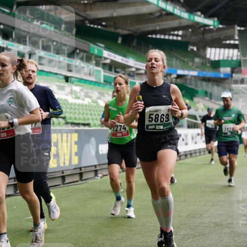 05.10.2025 - 20. swb-Marathon Bremen Michael Burmester http://msf.ph/oto/9329207 05.10.2025 12:54:36 Laufen im Stadion 53, 82, 104, 132, 169, 289, 319, 417, 504, 507, 524, 756, 944, 950, 1165, 1308, 1474, 1483, 1517, 1543, 1690, 1721, 1729, 1873, 1896, 1897, 1945, 1976, 2024, 2180, 2265, 2274, 2573, 2767, 2841, 3069, 3193, 3212, 3224, 3359, 3436, 3531, 3703, 3848, 3913, 4257, 4595, 4672, 4816, 4837, 4949, 4958, 5022, 5024, 5206, 5452, 5666, 5869, 5978, 6244, 6583, 6683, 6853, 7052, 7232, 7279, 7494, 7508, 7814, 7928, 7986, 8642, 8653, 8737, 89, 250, 368, 458, 1460, 1489 meine-sportfotos.de