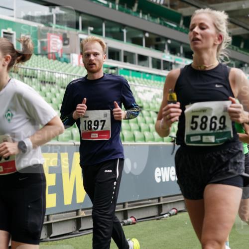 05.10.2025 - 20. swb-Marathon Bremen Michael Burmester http://msf.ph/oto/9329215 05.10.2025 12:54:37 Laufen im Stadion 53, 82, 104, 124, 132, 169, 289, 319, 417, 504, 507, 524, 756, 944, 950, 1165, 1308, 1474, 1483, 1517, 1543, 1690, 1721, 1729, 1873, 1896, 1897, 1945, 1976, 2024, 2180, 2265, 2274, 2573, 2767, 2841, 3069, 3193, 3212, 3224, 3359, 3436, 3531, 3703, 3848, 3913, 4257, 4595, 4672, 4816, 4837, 4949, 4958, 5022, 5206, 5452, 5666, 5869, 5978, 6244, 6583, 6683, 6853, 7052, 7232, 7279, 7494, 7508, 7814, 7928, 7986, 8642, 8653, 8737, 89, 250, 368, 458, 1460, 1489 meine-sportfotos.de