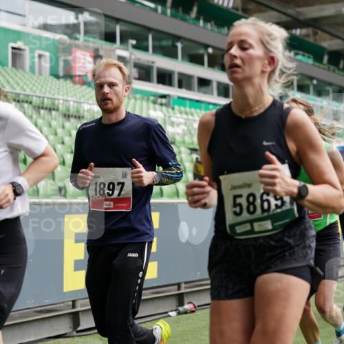 05.10.2025 - 20. swb-Marathon Bremen Michael Burmester http://msf.ph/oto/9329218 05.10.2025 12:54:37 Laufen im Stadion 53, 82, 104, 124, 132, 169, 289, 319, 417, 504, 507, 524, 756, 944, 950, 1165, 1308, 1474, 1483, 1517, 1543, 1690, 1721, 1729, 1873, 1896, 1897, 1945, 1976, 2024, 2180, 2265, 2274, 2573, 2767, 2841, 3069, 3193, 3212, 3224, 3359, 3436, 3531, 3703, 3848, 3913, 4257, 4595, 4672, 4816, 4837, 4949, 4958, 5022, 5206, 5452, 5666, 5869, 5978, 6244, 6583, 6683, 6853, 7052, 7232, 7279, 7494, 7508, 7814, 7928, 7986, 8642, 8653, 8737, 89, 250, 368, 458, 1460, 1489 meine-sportfotos.de
