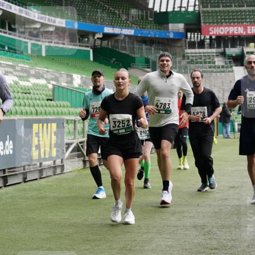 05.10.2025 - 20. swb-Marathon Bremen Michael Burmester http://msf.ph/oto/9329220 05.10.2025 12:58:33 Laufen im Stadion 90, 586, 726, 846, 963, 988, 1229, 1503, 1619, 1716, 2158, 2496, 2648, 2734, 2821, 2893, 2922, 3252, 3254, 3373, 3467, 3573, 3602, 3615, 3791, 4095, 4287, 4389, 4446, 4522, 4709, 4747, 4783, 5163, 5214, 5261, 5313, 5562, 5728, 5808, 5878, 5917, 6007, 6113, 6161, 6317, 6326, 6672, 6675, 6676, 6944, 6999, 7038, 7053, 7588, 7813, 7976, 8091, 8113, 8328, 8379, 8539, 8576, 8827, 8972, 9112, 9151, 415, 1491, 2234, 2240, 2304, 2662, 3977, 4102, 7731, 7911, 8128 meine-sportfotos.de