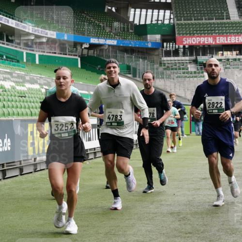 05.10.2025 - 20. swb-Marathon Bremen Michael Burmester http://msf.ph/oto/9329222 05.10.2025 12:58:33 Laufen im Stadion 90, 586, 726, 846, 963, 988, 1229, 1503, 1619, 1716, 2158, 2496, 2648, 2734, 2821, 2893, 2922, 3252, 3254, 3373, 3467, 3573, 3602, 3615, 3791, 4095, 4287, 4389, 4446, 4522, 4709, 4747, 4783, 5163, 5214, 5261, 5313, 5562, 5728, 5808, 5878, 5917, 6007, 6113, 6161, 6317, 6326, 6672, 6675, 6676, 6944, 6999, 7038, 7053, 7588, 7813, 7976, 8091, 8113, 8328, 8379, 8539, 8576, 8827, 8972, 9112, 9151, 415, 1491, 2234, 2240, 2304, 2662, 3977, 4102, 7731, 7911, 8128 meine-sportfotos.de