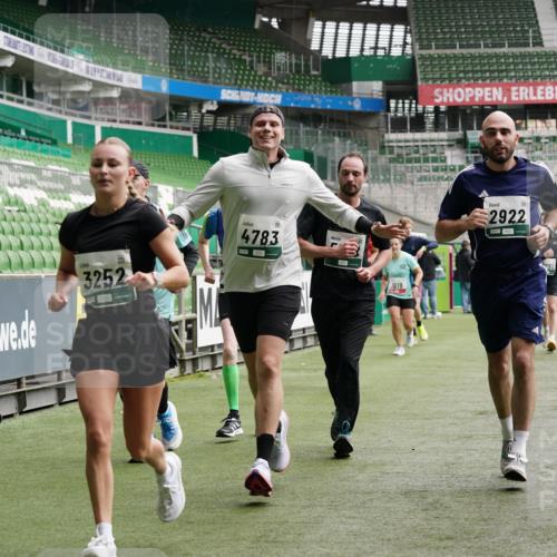 05.10.2025 - 20. swb-Marathon Bremen Michael Burmester http://msf.ph/oto/9329226 05.10.2025 12:58:33 Laufen im Stadion 90, 586, 726, 846, 963, 988, 1229, 1503, 1619, 1716, 2158, 2496, 2648, 2734, 2821, 2893, 2922, 3252, 3254, 3373, 3467, 3573, 3602, 3615, 3791, 4095, 4287, 4389, 4446, 4522, 4709, 4747, 4783, 5163, 5214, 5261, 5313, 5562, 5728, 5808, 5878, 5917, 6007, 6113, 6161, 6317, 6326, 6672, 6675, 6676, 6944, 6999, 7038, 7053, 7588, 7813, 7976, 8091, 8113, 8328, 8379, 8539, 8576, 8827, 8972, 9112, 9151, 415, 1491, 2234, 2240, 2304, 2662, 3977, 4102, 7731, 7911, 8128 meine-sportfotos.de