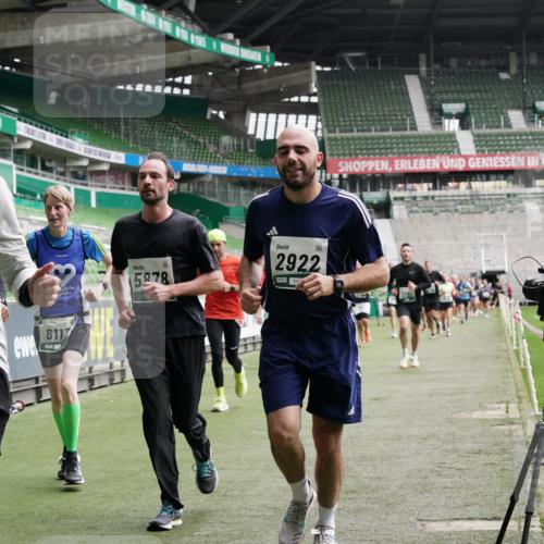 05.10.2025 - 20. swb-Marathon Bremen Michael Burmester http://msf.ph/oto/9329238 05.10.2025 12:58:35 Laufen im Stadion 90, 586, 726, 846, 963, 988, 1229, 1503, 1619, 1716, 2158, 2496, 2648, 2734, 2821, 2893, 2922, 3252, 3254, 3373, 3467, 3573, 3602, 3615, 3791, 4095, 4113, 4389, 4446, 4522, 4709, 4747, 4783, 5163, 5214, 5261, 5313, 5722, 5728, 5808, 5878, 5917, 6007, 6113, 6161, 6317, 6326, 6561, 6672, 6675, 6676, 6944, 7038, 7053, 7588, 7813, 7976, 8091, 8113, 8328, 8379, 8539, 8576, 8827, 8972, 9112, 9151, 415, 1491, 2234, 2240, 2304, 2662, 3977, 4102, 7731, 7911, 8128 meine-sportfotos.de
