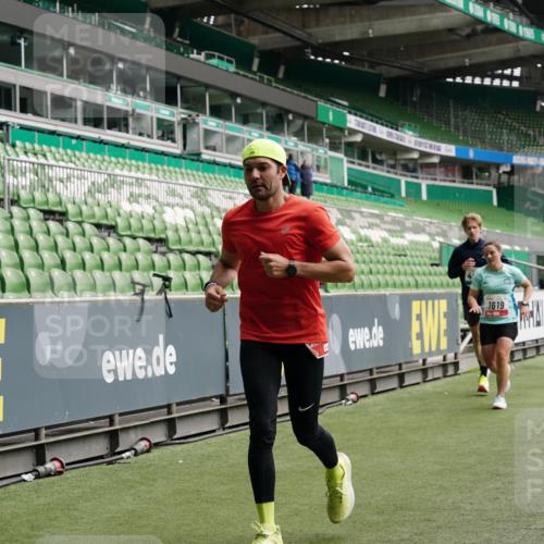 05.10.2025 - 20. swb-Marathon Bremen Michael Burmester http://msf.ph/oto/9329252 05.10.2025 12:58:39 Laufen im Stadion 90, 586, 726, 846, 963, 988, 1229, 1503, 1619, 1716, 2158, 2496, 2648, 2734, 2821, 2893, 2922, 3141, 3252, 3254, 3373, 3467, 3573, 3602, 3615, 3791, 4095, 4113, 4389, 4446, 4522, 4709, 4783, 4967, 5163, 5214, 5261, 5313, 5722, 5808, 5878, 5917, 6007, 6113, 6161, 6326, 6561, 6624, 6672, 6675, 6676, 6944, 7038, 7311, 7312, 7588, 7813, 7976, 8091, 8113, 8328, 8355, 8379, 8539, 8576, 8972, 9112, 9151, 415, 2234, 2240, 2662, 3977, 4102, 7731, 7911 meine-sportfotos.de