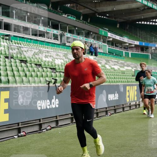 05.10.2025 - 20. swb-Marathon Bremen Michael Burmester http://msf.ph/oto/9329254 05.10.2025 12:58:39 Laufen im Stadion 90, 586, 726, 846, 963, 988, 1229, 1503, 1619, 1716, 2158, 2496, 2648, 2734, 2821, 2893, 2922, 3141, 3252, 3254, 3373, 3467, 3573, 3602, 3615, 3791, 4095, 4113, 4389, 4446, 4522, 4709, 4783, 4967, 5163, 5214, 5261, 5313, 5722, 5808, 5878, 5917, 6007, 6113, 6161, 6326, 6561, 6624, 6672, 6675, 6676, 6944, 7038, 7311, 7312, 7588, 7813, 7976, 8091, 8113, 8328, 8355, 8379, 8539, 8576, 8972, 9112, 9151, 415, 2234, 2240, 2662, 3977, 4102, 7731, 7911 meine-sportfotos.de