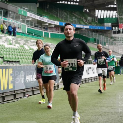 05.10.2025 - 20. swb-Marathon Bremen Michael Burmester http://msf.ph/oto/9329262 05.10.2025 12:58:40 Laufen im Stadion 90, 586, 726, 846, 963, 988, 1229, 1503, 1619, 1716, 2158, 2496, 2648, 2734, 2821, 2893, 2922, 3141, 3252, 3254, 3373, 3467, 3573, 3602, 3615, 3791, 4095, 4113, 4389, 4446, 4522, 4709, 4783, 4967, 5163, 5214, 5261, 5313, 5722, 5808, 5878, 5917, 6007, 6113, 6326, 6561, 6624, 6672, 6675, 6676, 6944, 7038, 7311, 7312, 7813, 7976, 8091, 8113, 8328, 8355, 8379, 8539, 8576, 8972, 9112, 9151, 415, 2234, 2240, 2662, 3977, 4102, 7731, 7911 meine-sportfotos.de