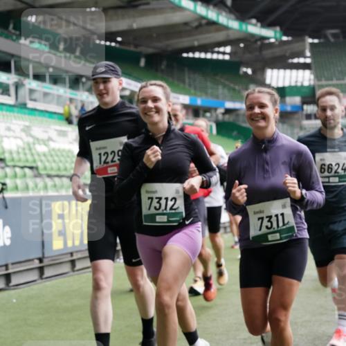 05.10.2025 - 20. swb-Marathon Bremen Michael Burmester http://msf.ph/oto/9329361 05.10.2025 12:58:56 Laufen im Stadion 219, 586, 667, 726, 988, 1229, 1503, 1516, 1619, 1716, 1843, 1854, 2496, 2663, 2734, 2797, 2922, 2941, 3141, 3252, 3254, 3467, 3573, 3615, 3791, 4095, 4113, 4486, 4522, 4709, 4783, 4827, 4909, 4967, 5123, 5214, 5261, 5530, 5584, 5722, 5808, 5878, 5891, 6007, 6030, 6113, 6374, 6561, 6624, 6672, 6675, 6676, 6882, 6944, 7038, 7169, 7185, 7262, 7311, 7312, 7550, 7813, 7976, 8214, 8247, 8355, 8379, 8539, 8972, 9024, 9112, 10526, 90, 846, 2158, 2648, 2893, 4389, 4446, 5313 meine-sportfotos.de