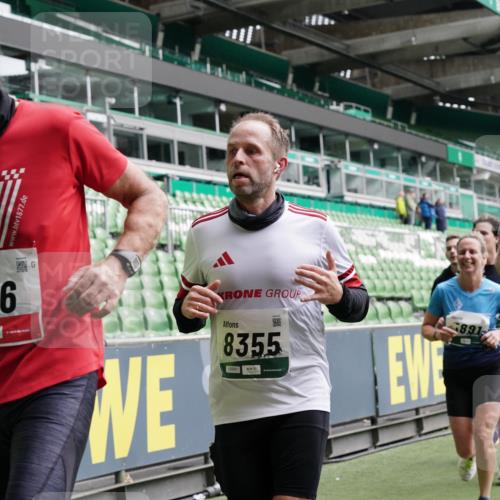 05.10.2025 - 20. swb-Marathon Bremen Michael Burmester http://msf.ph/oto/9329385 05.10.2025 12:58:59 Laufen im Stadion 219, 586, 667, 726, 988, 1229, 1503, 1516, 1598, 1619, 1711, 1716, 1843, 1854, 2496, 2663, 2734, 2797, 2922, 2941, 3141, 3252, 3254, 3467, 3615, 3747, 3791, 4095, 4113, 4486, 4522, 4783, 4827, 4909, 4967, 5123, 5214, 5261, 5530, 5584, 5722, 5808, 5878, 5891, 6007, 6030, 6113, 6374, 6561, 6624, 6672, 6675, 6882, 6944, 7038, 7169, 7185, 7262, 7311, 7312, 7550, 7976, 8097, 8214, 8247, 8355, 8379, 8539, 8972, 9024, 9112, 10526, 90, 846, 2158, 2648, 2893, 4389, 4446, 5313 meine-sportfotos.de