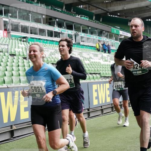 05.10.2025 - 20. swb-Marathon Bremen Michael Burmester http://msf.ph/oto/9329393 05.10.2025 12:59:00 Laufen im Stadion 219, 586, 667, 726, 988, 1229, 1503, 1516, 1598, 1619, 1711, 1716, 1843, 1854, 2496, 2663, 2734, 2797, 2922, 2941, 3141, 3252, 3254, 3467, 3615, 3747, 3791, 4095, 4113, 4486, 4522, 4783, 4827, 4909, 4967, 5123, 5261, 5530, 5584, 5722, 5808, 5878, 5891, 6007, 6030, 6113, 6374, 6561, 6624, 6672, 6675, 6882, 6944, 7038, 7169, 7185, 7262, 7311, 7312, 7550, 7976, 8097, 8214, 8247, 8355, 8379, 8539, 8972, 9024, 9112, 10526, 90, 846, 2158, 2648, 2893, 4389, 4446, 5313 meine-sportfotos.de