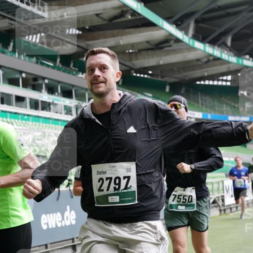 05.10.2025 - 20. swb-Marathon Bremen Michael Burmester http://msf.ph/oto/9329424 05.10.2025 12:59:03 Laufen im Stadion 27, 219, 586, 667, 726, 807, 988, 1043, 1229, 1503, 1516, 1598, 1619, 1711, 1716, 1843, 1854, 2496, 2663, 2734, 2797, 2922, 2941, 3141, 3252, 3254, 3467, 3615, 3747, 3791, 4095, 4113, 4486, 4522, 4783, 4827, 4909, 4967, 5123, 5261, 5530, 5584, 5722, 5808, 5878, 5891, 6007, 6030, 6113, 6374, 6561, 6624, 6672, 6882, 6944, 7038, 7169, 7185, 7201, 7262, 7311, 7312, 7511, 7550, 7976, 8097, 8214, 8247, 8355, 8485, 8539, 8972, 9024, 10526, 90, 846, 2158, 2893, 4389, 4446, 5313 meine-sportfotos.de