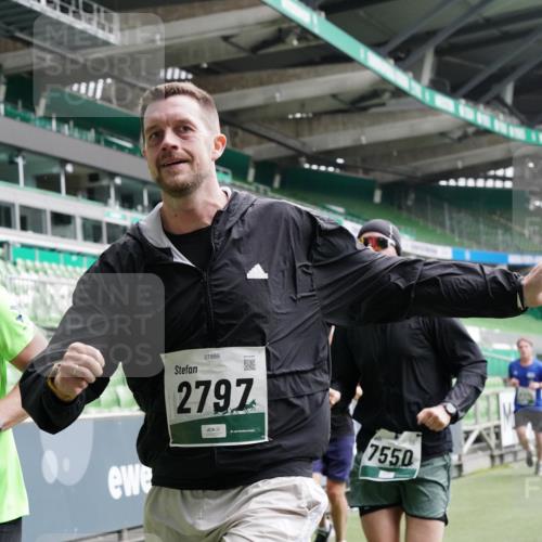 05.10.2025 - 20. swb-Marathon Bremen Michael Burmester http://msf.ph/oto/9329428 05.10.2025 12:59:03 Laufen im Stadion 27, 219, 586, 667, 726, 807, 988, 1043, 1229, 1503, 1516, 1598, 1619, 1711, 1716, 1843, 1854, 2496, 2663, 2734, 2797, 2922, 2941, 3141, 3252, 3254, 3467, 3615, 3747, 3791, 4095, 4113, 4486, 4522, 4783, 4827, 4909, 4967, 5123, 5261, 5530, 5584, 5722, 5808, 5878, 5891, 6007, 6030, 6113, 6374, 6561, 6624, 6672, 6882, 6944, 7038, 7169, 7185, 7201, 7262, 7311, 7312, 7511, 7550, 7976, 8097, 8214, 8247, 8355, 8485, 8539, 8972, 9024, 10526, 90, 846, 2158, 2893, 4389, 4446, 5313 meine-sportfotos.de