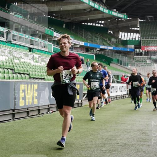 05.10.2025 - 20. swb-Marathon Bremen Michael Burmester http://msf.ph/oto/9329447 05.10.2025 13:01:00 Laufen im Stadion 52, 58, 72, 156, 335, 440, 488, 498, 575, 694, 1017, 1082, 1116, 1182, 1238, 1273, 1423, 1471, 1968, 1973, 1998, 2007, 2196, 2235, 2330, 2369, 2446, 2504, 2661, 2668, 2706, 2712, 2745, 2806, 2822, 2995, 3160, 3209, 3237, 3293, 3360, 3604, 3605, 3979, 4034, 4035, 4128, 4202, 4216, 4263, 4329, 4502, 4661, 4788, 5011, 5048, 5080, 5121, 5183, 5272, 5329, 5414, 5610, 5663, 5727, 5752, 5836, 5841, 5985, 6027, 6057, 6082, 6440, 6523, 6704, 47, 271, 283, 491, 1606, 1806, 2518, 2915 meine-sportfotos.de