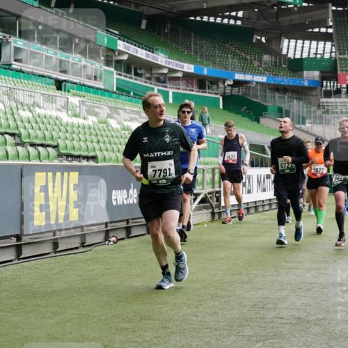 05.10.2025 - 20. swb-Marathon Bremen Michael Burmester http://msf.ph/oto/9329454 05.10.2025 13:01:01 Laufen im Stadion 52, 58, 72, 156, 335, 440, 488, 498, 575, 694, 1017, 1082, 1116, 1182, 1238, 1273, 1423, 1471, 1968, 1973, 1998, 2007, 2196, 2235, 2330, 2369, 2446, 2504, 2661, 2668, 2706, 2712, 2745, 2806, 2822, 2995, 3160, 3209, 3293, 3360, 3604, 3605, 3979, 4034, 4035, 4128, 4202, 4216, 4263, 4329, 4502, 4661, 4788, 5011, 5048, 5080, 5121, 5150, 5183, 5272, 5329, 5414, 5610, 5663, 5727, 5752, 5836, 5841, 5985, 6027, 6057, 6082, 6440, 6523, 6704, 47, 271, 283, 491, 1606, 1806, 2518, 2915 meine-sportfotos.de