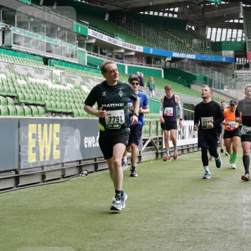 05.10.2025 - 20. swb-Marathon Bremen Michael Burmester http://msf.ph/oto/9329458 05.10.2025 13:01:01 Laufen im Stadion 52, 58, 72, 156, 335, 440, 488, 498, 575, 694, 1017, 1082, 1116, 1182, 1238, 1273, 1423, 1471, 1968, 1973, 1998, 2007, 2196, 2235, 2330, 2369, 2446, 2504, 2661, 2668, 2706, 2712, 2745, 2806, 2822, 2995, 3160, 3209, 3293, 3360, 3604, 3605, 3979, 4034, 4035, 4128, 4202, 4216, 4263, 4329, 4502, 4661, 4788, 5011, 5048, 5080, 5121, 5150, 5183, 5272, 5329, 5414, 5610, 5663, 5727, 5752, 5836, 5841, 5985, 6027, 6057, 6082, 6440, 6523, 6704, 47, 271, 283, 491, 1606, 1806, 2518, 2915 meine-sportfotos.de