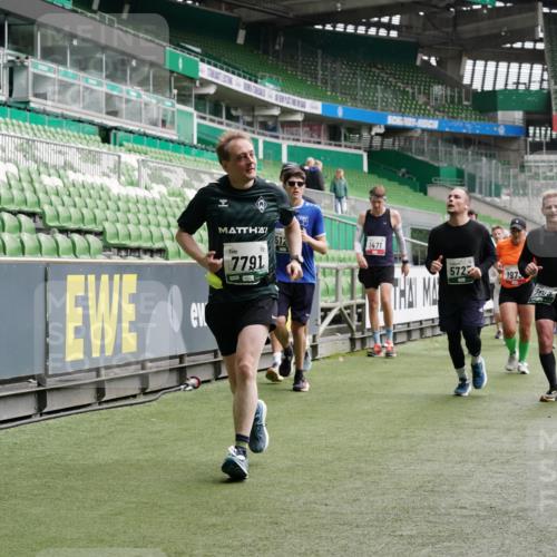 05.10.2025 - 20. swb-Marathon Bremen Michael Burmester http://msf.ph/oto/9329462 05.10.2025 13:01:02 Laufen im Stadion 52, 58, 72, 156, 335, 440, 488, 498, 575, 694, 1017, 1082, 1116, 1182, 1238, 1273, 1423, 1471, 1968, 1973, 1998, 2007, 2196, 2235, 2330, 2369, 2446, 2504, 2661, 2668, 2706, 2712, 2745, 2806, 2822, 2995, 3160, 3209, 3293, 3360, 3604, 3605, 3979, 4034, 4035, 4128, 4216, 4263, 4329, 4502, 4661, 4788, 5011, 5048, 5080, 5121, 5150, 5183, 5272, 5329, 5414, 5610, 5663, 5727, 5752, 5836, 5841, 5985, 6027, 6057, 6082, 6440, 6523, 6704, 47, 271, 283, 491, 694, 1606, 1806, 2518, 2915 meine-sportfotos.de