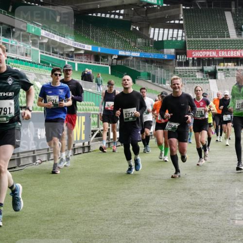 05.10.2025 - 20. swb-Marathon Bremen Michael Burmester http://msf.ph/oto/9329466 05.10.2025 13:01:02 Laufen im Stadion 52, 58, 72, 156, 335, 440, 488, 498, 575, 694, 1017, 1082, 1116, 1182, 1238, 1273, 1423, 1471, 1968, 1973, 1998, 2007, 2196, 2235, 2330, 2369, 2446, 2504, 2661, 2668, 2706, 2712, 2745, 2806, 2822, 2995, 3160, 3209, 3293, 3360, 3604, 3605, 3979, 4034, 4035, 4128, 4216, 4263, 4329, 4502, 4661, 4788, 5011, 5048, 5080, 5121, 5150, 5183, 5272, 5329, 5414, 5610, 5663, 5727, 5752, 5836, 5841, 5985, 6027, 6057, 6082, 6440, 6523, 6704, 47, 271, 283, 491, 694, 1606, 1806, 2518, 2915 meine-sportfotos.de