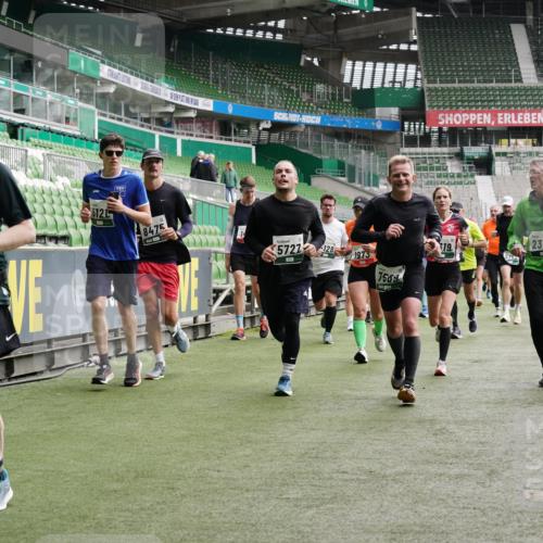 05.10.2025 - 20. swb-Marathon Bremen Michael Burmester http://msf.ph/oto/9329474 05.10.2025 13:01:02 Laufen im Stadion 52, 58, 72, 156, 335, 440, 488, 498, 575, 694, 1017, 1082, 1116, 1182, 1238, 1273, 1423, 1471, 1968, 1973, 1998, 2007, 2196, 2235, 2330, 2369, 2446, 2504, 2661, 2668, 2706, 2712, 2745, 2806, 2822, 2995, 3160, 3209, 3293, 3360, 3604, 3605, 3979, 4034, 4035, 4128, 4216, 4263, 4329, 4502, 4661, 4788, 5011, 5048, 5080, 5121, 5150, 5183, 5272, 5329, 5414, 5610, 5663, 5727, 5752, 5836, 5841, 5985, 6027, 6057, 6082, 6440, 6523, 6704, 47, 271, 283, 491, 694, 1606, 1806, 2518, 2915 meine-sportfotos.de