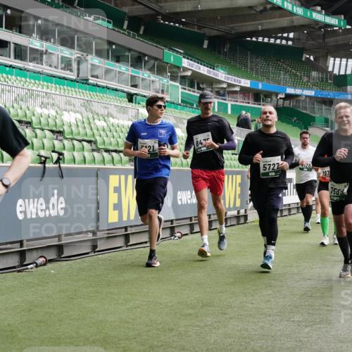 05.10.2025 - 20. swb-Marathon Bremen Michael Burmester http://msf.ph/oto/9329478 05.10.2025 13:01:03 Laufen im Stadion 52, 58, 72, 156, 335, 440, 488, 498, 575, 1017, 1082, 1116, 1182, 1238, 1273, 1423, 1471, 1968, 1973, 1998, 2007, 2196, 2235, 2330, 2369, 2446, 2504, 2661, 2668, 2706, 2712, 2745, 2806, 2822, 2995, 3160, 3209, 3293, 3360, 3604, 3605, 3979, 4034, 4035, 4128, 4216, 4263, 4329, 4502, 4661, 4788, 5011, 5048, 5080, 5121, 5150, 5183, 5272, 5329, 5414, 5610, 5663, 5727, 5752, 5836, 5841, 5985, 6027, 6057, 6082, 6440, 6523, 6704, 47, 271, 283, 491, 694, 1606, 1806, 2518, 2745, 2915 meine-sportfotos.de