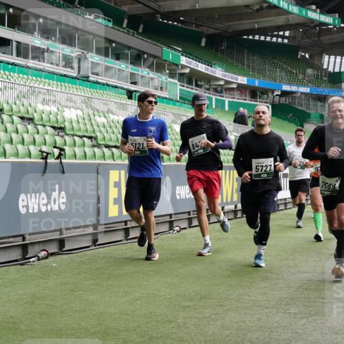 05.10.2025 - 20. swb-Marathon Bremen Michael Burmester http://msf.ph/oto/9329482 05.10.2025 13:01:03 Laufen im Stadion 52, 58, 72, 156, 335, 440, 488, 498, 575, 1017, 1082, 1116, 1182, 1238, 1273, 1423, 1471, 1968, 1973, 1998, 2007, 2196, 2235, 2330, 2369, 2446, 2504, 2661, 2668, 2706, 2712, 2745, 2806, 2822, 2995, 3160, 3209, 3293, 3360, 3604, 3605, 3979, 4034, 4035, 4128, 4216, 4263, 4329, 4502, 4661, 4788, 5011, 5048, 5080, 5121, 5150, 5183, 5272, 5329, 5414, 5610, 5663, 5727, 5752, 5836, 5841, 5985, 6027, 6057, 6082, 6440, 6523, 6704, 47, 271, 283, 491, 694, 1606, 1806, 2518, 2745, 2915 meine-sportfotos.de