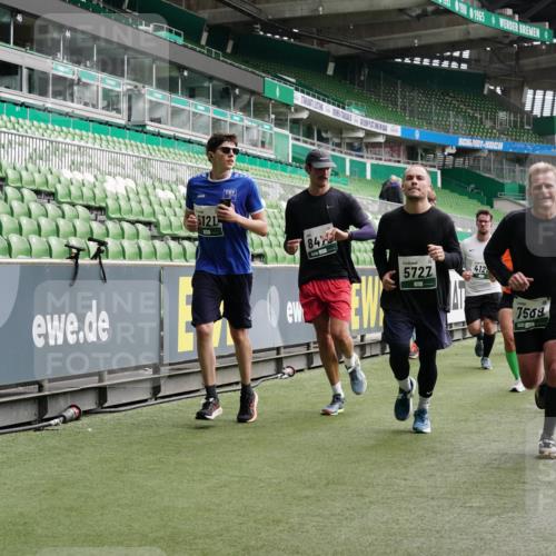 05.10.2025 - 20. swb-Marathon Bremen Michael Burmester http://msf.ph/oto/9329486 05.10.2025 13:01:03 Laufen im Stadion 52, 58, 72, 156, 335, 440, 488, 498, 575, 1017, 1082, 1116, 1182, 1238, 1273, 1423, 1471, 1968, 1973, 1998, 2007, 2196, 2235, 2330, 2369, 2446, 2504, 2661, 2668, 2706, 2712, 2745, 2806, 2822, 2995, 3160, 3209, 3293, 3360, 3604, 3605, 3979, 4034, 4035, 4128, 4216, 4263, 4329, 4502, 4661, 4788, 5011, 5048, 5080, 5121, 5150, 5183, 5272, 5329, 5414, 5610, 5663, 5727, 5752, 5836, 5841, 5985, 6027, 6057, 6082, 6440, 6523, 6704, 47, 271, 283, 491, 694, 1606, 1806, 2518, 2745, 2915 meine-sportfotos.de