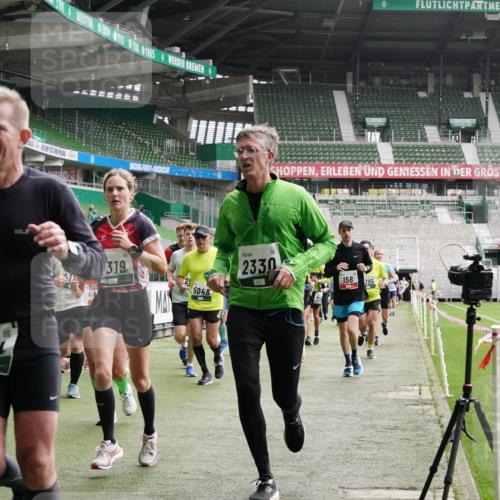 05.10.2025 - 20. swb-Marathon Bremen Michael Burmester http://msf.ph/oto/9329502 05.10.2025 13:01:05 Laufen im Stadion 52, 58, 72, 156, 335, 440, 488, 498, 575, 1017, 1082, 1116, 1182, 1238, 1273, 1423, 1471, 1968, 1973, 1998, 2007, 2196, 2235, 2330, 2369, 2433, 2446, 2504, 2661, 2668, 2706, 2712, 2806, 2822, 2995, 3160, 3209, 3293, 3360, 3604, 3605, 3877, 3979, 4034, 4035, 4128, 4216, 4263, 4329, 4502, 4788, 5011, 5048, 5080, 5121, 5150, 5183, 5272, 5329, 5414, 5610, 5663, 5727, 5752, 5836, 5841, 5985, 6027, 6057, 6082, 6440, 6523, 6704, 47, 271, 283, 491, 694, 1606, 1806, 2518, 2745, 2915 meine-sportfotos.de