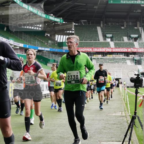 05.10.2025 - 20. swb-Marathon Bremen Michael Burmester http://msf.ph/oto/9329506 05.10.2025 13:01:05 Laufen im Stadion 52, 58, 72, 156, 335, 440, 488, 498, 575, 1017, 1082, 1116, 1182, 1238, 1273, 1423, 1471, 1968, 1973, 1998, 2007, 2196, 2235, 2330, 2369, 2433, 2446, 2504, 2661, 2668, 2706, 2712, 2806, 2822, 2995, 3160, 3209, 3293, 3360, 3604, 3605, 3877, 3979, 4034, 4035, 4128, 4216, 4263, 4329, 4502, 4788, 5011, 5048, 5080, 5121, 5150, 5183, 5272, 5329, 5414, 5610, 5663, 5727, 5752, 5836, 5841, 5985, 6027, 6057, 6082, 6440, 6523, 6704, 47, 271, 283, 491, 694, 1606, 1806, 2518, 2745, 2915 meine-sportfotos.de