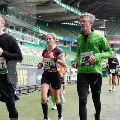05.10.2025 - 20. swb-Marathon Bremen Michael Burmester http://msf.ph/oto/9329510 05.10.2025 13:01:05 Laufen im Stadion 52, 58, 72, 156, 335, 440, 488, 498, 575, 1017, 1082, 1116, 1182, 1238, 1273, 1423, 1471, 1968, 1973, 1998, 2007, 2196, 2235, 2330, 2369, 2433, 2446, 2504, 2661, 2668, 2706, 2712, 2806, 2822, 2995, 3160, 3209, 3293, 3360, 3604, 3605, 3877, 3979, 4034, 4035, 4128, 4216, 4263, 4329, 4502, 4788, 5011, 5048, 5080, 5121, 5150, 5183, 5272, 5329, 5414, 5610, 5663, 5727, 5752, 5836, 5841, 5985, 6027, 6057, 6082, 6440, 6523, 6704, 47, 271, 283, 491, 694, 1606, 1806, 2518, 2745, 2915 meine-sportfotos.de