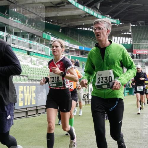 05.10.2025 - 20. swb-Marathon Bremen Michael Burmester http://msf.ph/oto/9329513 05.10.2025 13:01:05 Laufen im Stadion 52, 58, 72, 156, 335, 440, 488, 498, 575, 1017, 1082, 1116, 1182, 1238, 1273, 1423, 1471, 1968, 1973, 1998, 2007, 2196, 2235, 2330, 2369, 2433, 2446, 2504, 2661, 2668, 2706, 2712, 2806, 2822, 2995, 3160, 3209, 3293, 3360, 3604, 3605, 3877, 3979, 4034, 4035, 4128, 4216, 4263, 4329, 4502, 4788, 5011, 5048, 5080, 5121, 5150, 5183, 5272, 5329, 5414, 5610, 5663, 5727, 5752, 5836, 5841, 5985, 6027, 6057, 6082, 6440, 6523, 6704, 47, 271, 283, 491, 694, 1606, 1806, 2518, 2745, 2915 meine-sportfotos.de