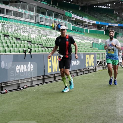 05.10.2025 - 20. swb-Marathon Bremen Michael Burmester http://msf.ph/oto/9329514 05.10.2025 12:59:12 Laufen im Stadion 27, 219, 226, 586, 667, 807, 988, 1043, 1229, 1503, 1516, 1598, 1619, 1711, 1843, 1854, 2496, 2663, 2797, 2922, 2941, 2945, 3086, 3087, 3141, 3252, 3254, 3467, 3615, 3747, 3791, 3888, 4095, 4113, 4380, 4395, 4486, 4522, 4783, 4827, 4909, 4967, 5123, 5261, 5510, 5530, 5584, 5722, 5808, 5878, 5891, 6007, 6030, 6113, 6374, 6561, 6624, 6672, 6882, 7169, 7185, 7201, 7262, 7311, 7312, 7398, 7467, 7511, 7550, 7906, 7929, 8097, 8214, 8247, 8355, 8485, 8539, 9024, 9072, 10526, 90, 726 meine-sportfotos.de