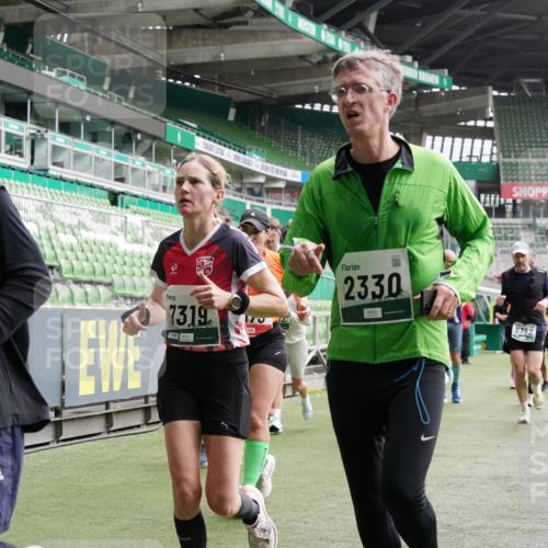 05.10.2025 - 20. swb-Marathon Bremen Michael Burmester http://msf.ph/oto/9329517 05.10.2025 13:01:05 Laufen im Stadion 52, 58, 72, 156, 335, 440, 488, 498, 575, 1017, 1082, 1116, 1182, 1238, 1273, 1423, 1471, 1968, 1973, 1998, 2007, 2196, 2235, 2330, 2369, 2433, 2446, 2504, 2661, 2668, 2706, 2712, 2806, 2822, 2995, 3160, 3209, 3293, 3360, 3604, 3605, 3877, 3979, 4034, 4035, 4128, 4216, 4263, 4329, 4502, 4788, 5011, 5048, 5080, 5121, 5150, 5183, 5272, 5329, 5414, 5610, 5663, 5727, 5752, 5836, 5841, 5985, 6027, 6057, 6082, 6440, 6523, 6704, 47, 271, 283, 491, 694, 1606, 1806, 2518, 2745, 2915 meine-sportfotos.de