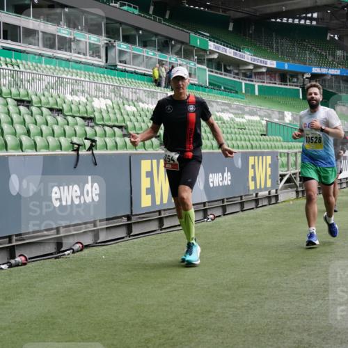 05.10.2025 - 20. swb-Marathon Bremen Michael Burmester http://msf.ph/oto/9329518 05.10.2025 12:59:12 Laufen im Stadion 27, 219, 226, 586, 667, 807, 988, 1043, 1229, 1503, 1516, 1598, 1619, 1711, 1843, 1854, 2496, 2663, 2797, 2922, 2941, 2945, 3086, 3087, 3141, 3252, 3254, 3467, 3615, 3747, 3791, 3888, 4095, 4113, 4380, 4395, 4486, 4522, 4783, 4827, 4909, 4967, 5123, 5261, 5510, 5530, 5584, 5722, 5808, 5878, 5891, 6007, 6030, 6113, 6374, 6561, 6624, 6672, 6882, 7169, 7185, 7201, 7262, 7311, 7312, 7398, 7467, 7511, 7550, 7906, 7929, 8097, 8214, 8247, 8355, 8485, 8539, 9024, 9072, 10526, 90, 726 meine-sportfotos.de