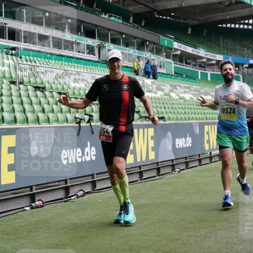 05.10.2025 - 20. swb-Marathon Bremen Michael Burmester http://msf.ph/oto/9329526 05.10.2025 12:59:13 Laufen im Stadion 27, 99, 219, 226, 586, 667, 807, 1043, 1229, 1503, 1516, 1598, 1619, 1711, 1843, 1854, 2496, 2663, 2797, 2922, 2941, 2945, 3086, 3087, 3141, 3252, 3254, 3467, 3615, 3747, 3791, 3888, 4095, 4113, 4380, 4395, 4486, 4522, 4783, 4827, 4909, 4967, 5123, 5261, 5510, 5530, 5584, 5722, 5808, 5878, 5891, 6007, 6030, 6113, 6374, 6561, 6624, 6672, 6882, 7169, 7185, 7201, 7262, 7311, 7312, 7398, 7467, 7511, 7550, 7906, 7929, 8097, 8214, 8247, 8355, 8485, 8539, 9024, 9072, 10526, 90, 726 meine-sportfotos.de